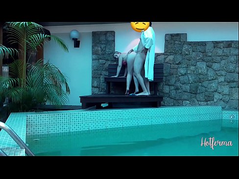 ❤️ Bosi fton shërbëtoren në pishinë, por nuk mundi t'i rezistonte një nxehtësie ❤ Video seksi tek ne ❤