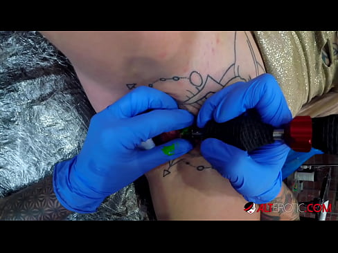 ❤️ E dashura jashtëzakonisht e bërë me tatuazhe, Sully Savage, bëri një tatuazh në klitorisin e saj ❤ Video seksi tek ne ❤