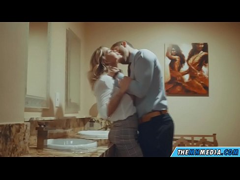 ❤️ Kur një bjonde me bukë ju josh në një banjë publike ❤ Video seksi tek ne ❤